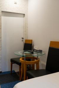 una oficina con mesa de cristal y 2 sillas en Hotel Plantage, en Ámsterdam
