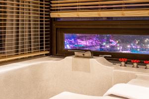 e bagno con finestra e vasca. di Samiling Resort a Checheng