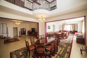 una sala da pranzo e un soggiorno con tavolo e sedie di Sevan Villa a Sevan