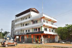 budynek z samochodem zaparkowanym przed nim w obiekcie Ruthran Guest House w mieście Mahabalipuram