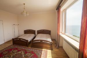 2 camas en una habitación con ventana grande en Sevan Villa, en Sevan