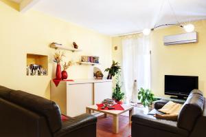 een woonkamer met 2 banken en een tv bij Bed & Breakfast da Tina in Guardialfiera