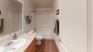 Vannituba majutusasutuses Jayhawk Cottage With High Speed Wifi +17 fotot