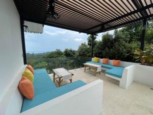 Posezení v ubytování Villa Nour - 3 BR sea view pool villa in Srithanu