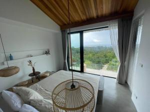 Postel nebo postele na pokoji v ubytování Villa Nour - 3 BR sea view pool villa in Srithanu