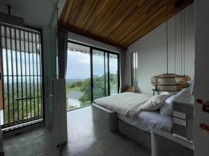 Postel nebo postele na pokoji v ubytování Villa Nour - 3 BR sea view pool villa in Srithanu