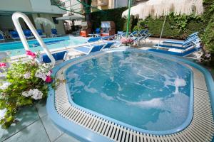 Bazén v ubytování Hotel Gabriella nebo v jeho okolí