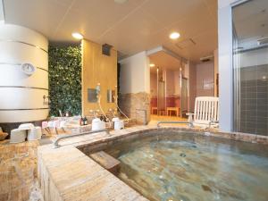 笛吹市的住宿－Chateraise Lodge Kasugai，浴室中央的按摩浴缸