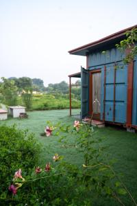 Vrt pred nastanitvijo Tree of Life Ecotainers Agra