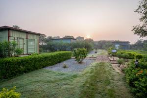Vrt pred nastanitvijo Tree of Life Ecotainers Agra