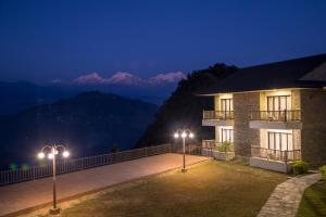 un edificio con dos luces de noche en Rupakot Resort, en Pokhara