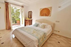 een slaapkamer met een groot bed en een groot raam bij CASA GADEAMUS via le botteghe 12 in Capri
