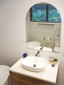 Salle de bains dans l'établissement Number 2 On The Beach | Beautiful Beachfront Villa