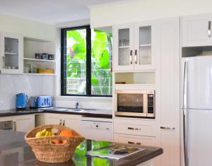 Cuisine ou kitchenette dans l'établissement Number 2 On The Beach | Beautiful Beachfront Villa