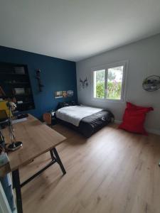 um quarto com uma cama, uma mesa e uma janela em L'Abri Côtier, villa avec piscine au coeur des vignes em Caux