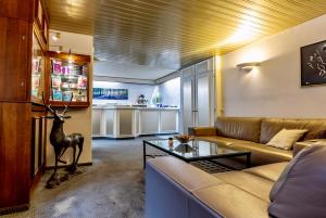 uma sala de estar com um sofá e uma mesa em Hotel Val de l'Our em Burg-Reuland
