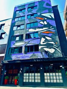 un edificio con una pintura a un lado. en SuB Karakoy - Special Category, en Estambul