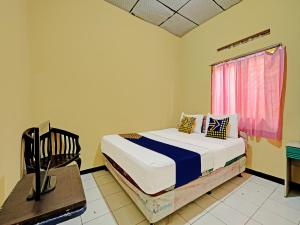 Krevet ili kreveti u jedinici u objektu SPOT ON 92408 Hotel Renata 2