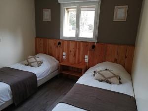 Łóżko lub łóżka w pokoju w obiekcie camping hôtel les airelles