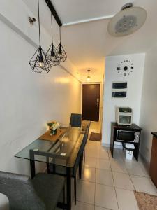 Köök või kööginurk majutusasutuses NORTHPOINT CONDO Free Airport Pick Up for 3 nights stay or more