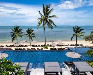 una piscina con sombrillas y la playa en InterContinental Koh Samui Resort, an IHG Hotel, en Taling Ngam