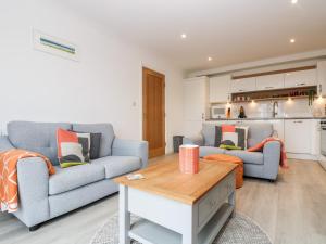 uma sala de estar com dois sofás e uma mesa em Azure em St. Ives