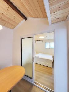 Habitación con puerta a un dormitorio con cama en Sam House 2 Seochon, en Seúl