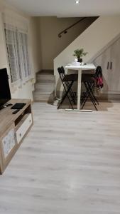 ein Wohnzimmer mit Tisch, Stühlen und Treppe in der Unterkunft CASA HUERTA SOFIA in Murcia + 1 Foto