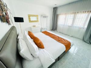 a bedroom with a large bed and a couch at Richmond Guesthouse Haad Rin in Haad Rin