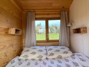 Postel nebo postele na pokoji v ubytování Roulottes des terres de la chouette