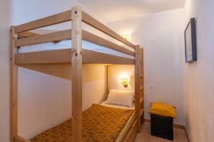 Appartement 6 couchages au pied des pistes à Orcières 2 chambres, balcon et parking couvert في أورسيير: غرفة نوم صغيرة بها سرير بطابقين