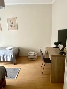 sypialnia z biurkiem i łóżkiem z komputerem w obiekcie Alice Vendégház w mieście Kalocsa
