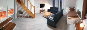 TV a/nebo společenská místnost v ubytování Ferienwohnung 24 Oben Rechts 4 Zimmer