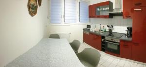 Kuchyň nebo kuchyňský kout v ubytování Ferienwohnung 24 Oben Rechts 4 Zimmer
