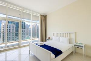 Кровать или кровати в номере Dubai Marina 3 Bedroom Suite with Full Marina View
