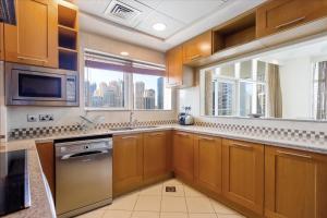 Кухня или мини-кухня в Dubai Marina 3 Bedroom Suite with Full Marina View
