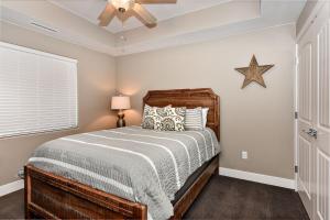 1 dormitorio con 1 cama y una estrella en la pared en W106-Kokopelli Suite-Ground Floor 3-bedroom Pool view en St. George