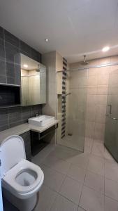 une salle de bain avec toilettes, lavabo et douche dans l'établissement Skyline view in Bukit Bintang The Robertson 42f, à Kuala Lumpur