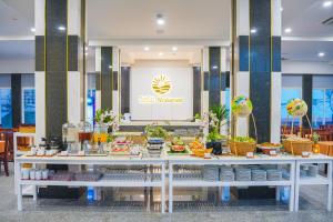 - une table avec de la nourriture dans le hall dans l'établissement SOCO Hotel by THG, à Đà Nẵng