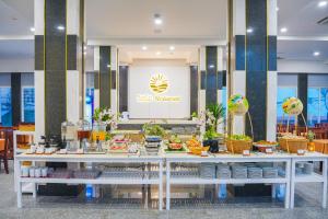 una mesa con comida en el vestíbulo en SOCO Hotel by THG, en Da Nang