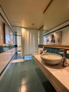 uma casa de banho com um grande lavatório num balcão em 德隆行館 em Yilan City