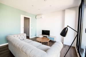 uma sala de estar com um sofá branco e uma mesa em 3-2 Apartamento de diseño en el centro de Reus em Reus