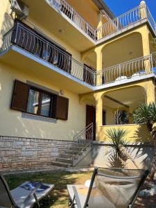 una casa con due balconi sul lato di Villa Adriana & Peppino a Pješčana Uvala