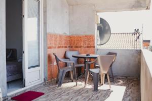 mesa y sillas en una habitación con ventana en Apartments Djukic, en Tivat