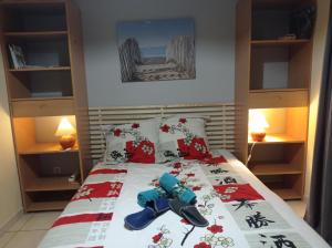 łóżko z zabawką na górze w obiekcie Chambres d'Hôtes Les Mésanges w mieście Saint-Martin-lez-Tatinghem