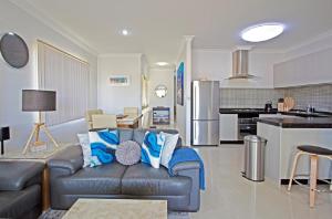 ein Wohnzimmer mit einem Sofa und einer Küche in der Unterkunft Turquoise Escape in Jurien Bay