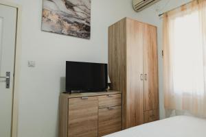TV a/nebo společenská místnost v ubytování Apartments Djukic
