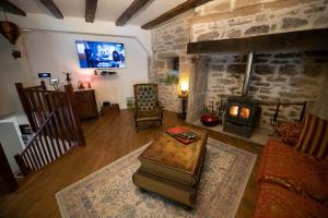 a living room with a couch and a fireplace at Pat à Touille in Treignac