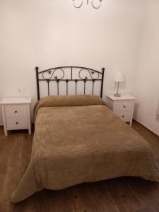 ein Schlafzimmer mit einem großen Bett mit zwei Nachttischen in der Unterkunft Casa Independiente Centro in Águilas