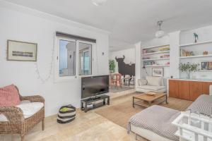 Kuchyňa alebo kuchynka v ubytovaní Fuengirola penthouse with seaviews close to the beach by Costarentals - Ref 06